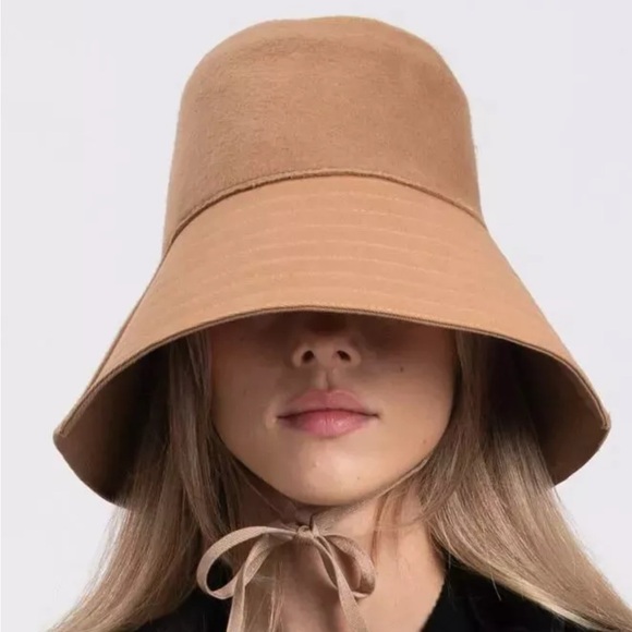 Valentino Fall RTW 2019 tie hat suede and leather - Picture 4 of 14